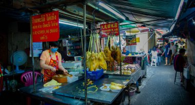 20 Mart 2023 Bangkok Tayland - Çin Kasabası 'ndaki gıda pazarı canlı lezzet ve aromalardan oluşan hareketli bir merkezdir. Çeşitli sokak yemekleri ve restoranlarla, baharatlı deniz ürünleri kızartması..