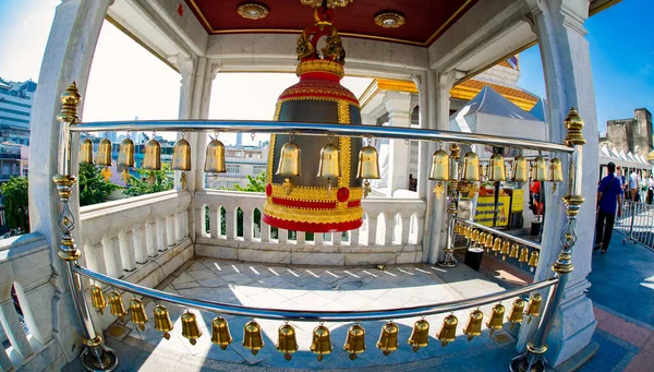 Марта 2023 Бангкок Таиланд Металлические Колокола Исполнении Монахов Буддийском Храме — стоковое фото