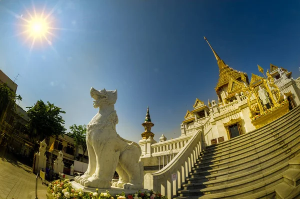 Templo Budista Com Uma Estátua Leão Guardando Entrada Para Bangkok — Fotografia de Stock