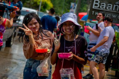 13 Nisan 2023-Thung Wua Laen Sahili - Chumphon bölgesi: Kalabalıklar Songkran, Tayland Yeni Yılı 'nı birbirlerini renkli suyla ya da renkli kremayla boyayarak kutluyor.