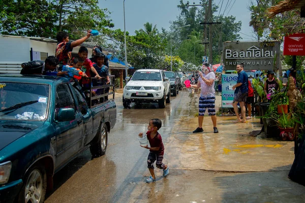 13 Nisan 2023-Thung Wua Laen Sahili - Chumphon bölgesi: Kalabalıklar Songkran, Tayland Yeni Yılı 'nı birbirlerini renkli suyla ya da renkli kremayla boyayarak kutluyor.