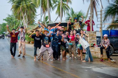 13 Nisan 2023-Thung Wua Laen Sahili - Chumphon bölgesi: Kalabalıklar Songkran, Tayland Yeni Yılı 'nı birbirlerini renkli suyla ya da renkli kremayla boyayarak kutluyor.