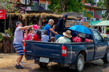 13 Nisan 2023-Thung Wua Laen Sahili - Chumphon bölgesi: Kalabalıklar Songkran, Tayland Yeni Yılı 'nı birbirlerini renkli suyla ya da renkli kremayla boyayarak kutluyor.