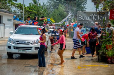 13 Nisan 2023-Thung Wua Laen Sahili - Chumphon bölgesi: Kalabalıklar Songkran, Tayland Yeni Yılı 'nı birbirlerini renkli suyla ya da renkli kremayla boyayarak kutluyor.