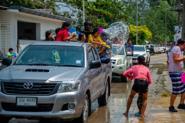 13 Nisan 2023-Thung Wua Laen Sahili - Chumphon bölgesi: Kalabalıklar Songkran, Tayland Yeni Yılı 'nı birbirlerini renkli suyla ya da renkli kremayla boyayarak kutluyor.