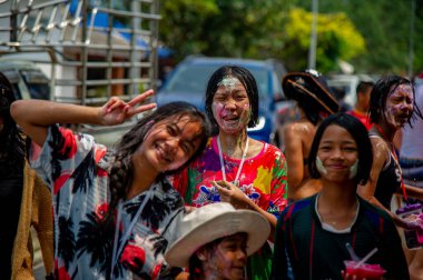 13 Nisan 2023-Thung Wua Laen Sahili - Chumphon bölgesi: Kalabalıklar Songkran, Tayland Yeni Yılı 'nı birbirlerini renkli suyla ya da renkli kremayla boyayarak kutluyor.
