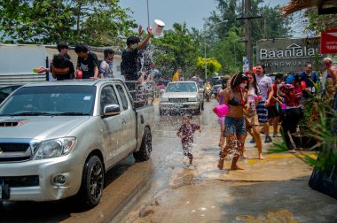13 Nisan 2023-Thung Wua Laen Sahili - Chumphon bölgesi: Kalabalıklar Songkran, Tayland Yeni Yılı 'nı birbirlerini renkli suyla ya da renkli kremayla boyayarak kutluyor.