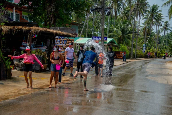 2023年4月13日 上文下湾 全聚区 人们在庆祝泰国松克兰新年的时候 互相泼洒彩水或涂上彩霜 — 图库照片