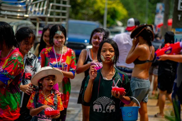 2023年4月13日 トゥン レーン ビーチ チュンポン地区 群衆はソンクラン タイの新年を祝う 色のついた水でお互いに飛び散ったり 色のついたクリームでお互いに絵を描くことによって — ストック写真