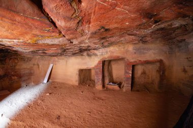 Petra JORDAN etkileyici mimari ve tarihsel öneminin yanı sıra UNESCO Dünya Mirası olarak statüsü. Petra, tarih ve mimariyle ilgilenen herkes için bir ziyaret yeridir. .