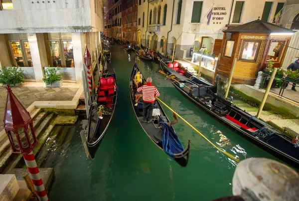 2020年2月24日 威尼斯意大利 威尼斯传统船只贡多拉号 Gondola 两只贡多拉划过威尼斯狭窄美丽的运河带着绿水和五彩缤纷的房子 — 图库照片
