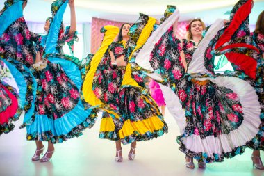 2023 Haziran 'ında Bükreş' te, çok renkli kıyafetler giymiş dansçılar Bükreş 'teki bir düğünde sanatsal program yaptılar.