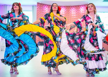 2023 Haziran 'ında Bükreş' te, çok renkli kıyafetler giymiş dansçılar Bükreş 'teki bir düğünde sanatsal program yaptılar.