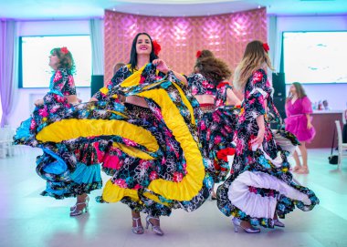 2023 Haziran 'ında Bükreş' te, çok renkli kıyafetler giymiş dansçılar Bükreş 'teki bir düğünde sanatsal program yaptılar.