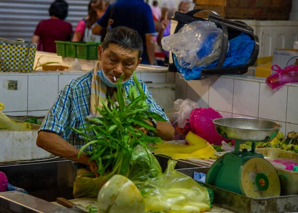 2023 März Malaysia Penang Georgetown Gemüseverkäufer Marktstand Mit Einer Brennenden — Stockfoto