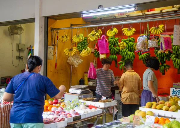 2023 March Malaysia Penang Georgetown 不同品种的香蕉在市场上出售给顾客 他们将被挑选出来 — 图库照片