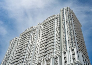 Konut dairesinin bir parçası. Yeni lüks evin ve ev kompleksinin ayrıntıları. Anlaşıldı. Modern mimari. Çok yüksek bir bina..