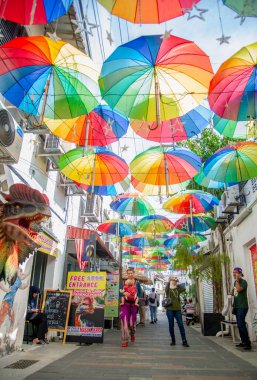 25 Şubat 2023 - George Town - Penang-Malezya - Birçok turist duvar resimleri ve mimari için Eski Kenti ziyaret ediyor