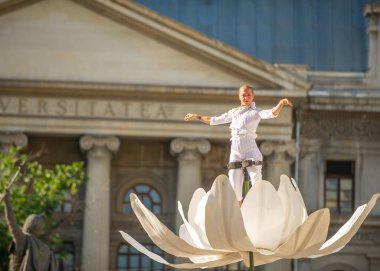 1-2023-Bükreş Romanya- Çiçek Sway Polonyalıları, sokak tiyatrolarında oynayan uluslararası sanatçı ve akrobatların yer aldığı kültürel bir etkinlik olan B-FIT Uluslararası Sokak Tiyatrosu 'nda sergileniyor..