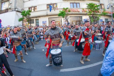 1-2023-Bükreş Romanya- Batucada Los Vikingos, sokak tiyatrolarında oynayan uluslararası sanatçı ve akrobatların yer aldığı uluslararası bir etkinlik olan B-FIT Uluslararası Sokak Tiyatrosu 'nda sergileniyor.