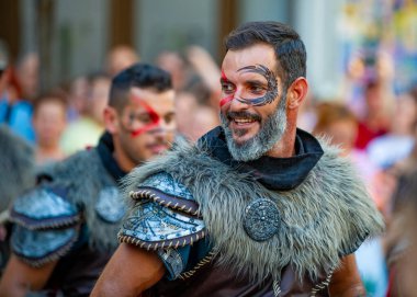 1-2023-Bükreş Romanya- Batucada Los Vikingos, sokak tiyatrolarında oynayan uluslararası sanatçı ve akrobatların yer aldığı uluslararası bir etkinlik olan B-FIT Uluslararası Sokak Tiyatrosu 'nda sergileniyor.