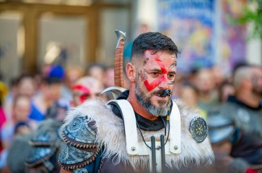 1-2023-Bükreş Romanya- Batucada Los Vikingos, sokak tiyatrolarında oynayan uluslararası sanatçı ve akrobatların yer aldığı uluslararası bir etkinlik olan B-FIT Uluslararası Sokak Tiyatrosu 'nda sergileniyor.