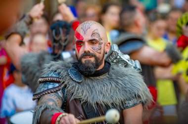 1-2023-Bükreş Romanya- Batucada Los Vikingos, sokak tiyatrolarında oynayan uluslararası sanatçı ve akrobatların yer aldığı uluslararası bir etkinlik olan B-FIT Uluslararası Sokak Tiyatrosu 'nda sergileniyor.