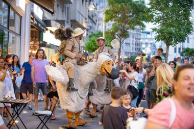 1-2023-Bükreş Romanya- Fransız Dodos gösterisi B-FIT Uluslararası Sokak Tiyatrosu 'nda, sokak tiyatrolarında oynayan uluslararası sanatçı ve akrobatların yer aldığı kültürel bir etkinlik.