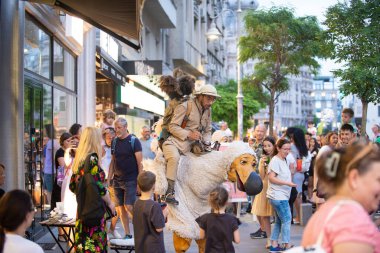 1-2023-Bükreş Romanya- Fransız Dodos gösterisi B-FIT Uluslararası Sokak Tiyatrosu 'nda, sokak tiyatrolarında oynayan uluslararası sanatçı ve akrobatların yer aldığı kültürel bir etkinlik.