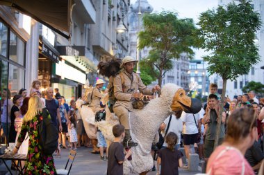 1-2023-Bükreş Romanya- Fransız Dodos gösterisi B-FIT Uluslararası Sokak Tiyatrosu 'nda, sokak tiyatrolarında oynayan uluslararası sanatçı ve akrobatların yer aldığı kültürel bir etkinlik.