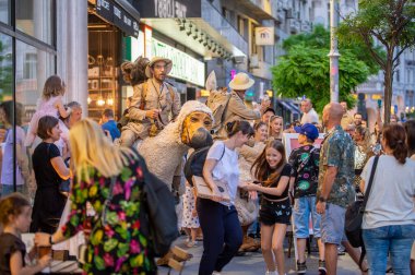 1-2023-Bükreş Romanya- Fransız Dodos gösterisi B-FIT Uluslararası Sokak Tiyatrosu 'nda, sokak tiyatrolarında oynayan uluslararası sanatçı ve akrobatların yer aldığı kültürel bir etkinlik.