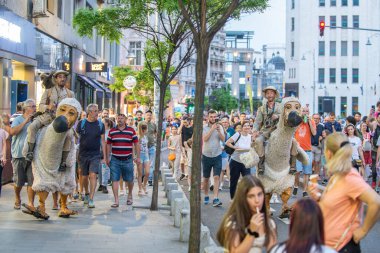 1-2023-Bükreş Romanya- Fransız Dodos gösterisi B-FIT Uluslararası Sokak Tiyatrosu 'nda, sokak tiyatrolarında oynayan uluslararası sanatçı ve akrobatların yer aldığı kültürel bir etkinlik.