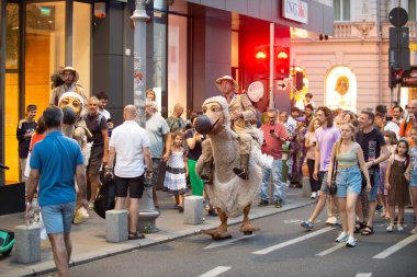 1-2023-Bükreş Romanya- Fransız Dodos gösterisi B-FIT Uluslararası Sokak Tiyatrosu 'nda, sokak tiyatrolarında oynayan uluslararası sanatçı ve akrobatların yer aldığı kültürel bir etkinlik.