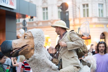 1-2023-Bükreş Romanya- Fransız Dodos gösterisi B-FIT Uluslararası Sokak Tiyatrosu 'nda, sokak tiyatrolarında oynayan uluslararası sanatçı ve akrobatların yer aldığı kültürel bir etkinlik.