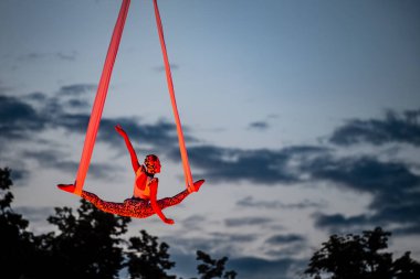 1-2023-Bükreş Romanya- İtalya 'dan MERAVIGLIA, B-FIT Uluslararası Sokak Tiyatrosu' nda sergileniyor. Sokak tiyatrolarında oynayan uluslararası sanatçı ve akrobatların yer aldığı kültürel bir etkinlik..