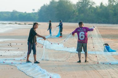 25 Şubat 2023-Chumphon Tayland - Balıkçıların denizde balık ve yengeç yakalamak için balık ağları vardı..