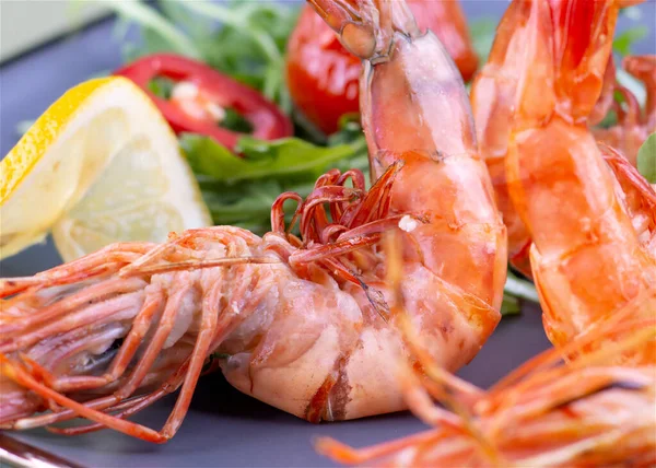 Karides, domatesler ve fırında patatesle pişirilir. Fotoğrafı detaylarla kapat..