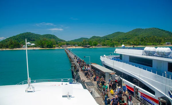 March 2023 Chumphon Thailand Harbor Hurried Tourists Taking Pontoon Lots — Stock Photo, Image
