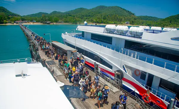 3月03 2023 Chumphon Thailand Harbor Hurried観光客は タイのコ タオ島とコ サムイ島に到達するためにボートをスピードするために荷物をたくさん持ってポンツーンを取っています — ストック写真