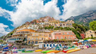 15-2022 Nisan - Positano Amalfi Sahili İtalya Sahilleri Sahilde görülebilen renkli evleri ve arka planda mavi gökyüzü olan bir yer .