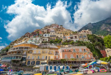 15-2022 Nisan - Positano Amalfi Sahili İtalya Sahilleri Sahilde görülebilen renkli evleri ve arka planda mavi gökyüzü olan bir yer .