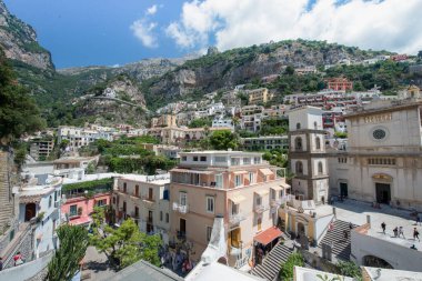 15-2022 Nisan - Positano Amalfi Sahili İtalya Sahilleri Sahilde görülebilen renkli evleri ve arka planda mavi gökyüzü olan bir yer .