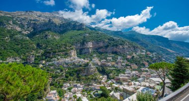 15-2022 Nisan - Positano Amalfi Sahili İtalya Sahilleri Sahilde görülebilen renkli evleri ve arka planda mavi gökyüzü olan bir yer .
