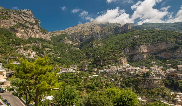 15-2022 Nisan - Positano Amalfi Sahili İtalya Sahilleri Sahilde görülebilen renkli evleri ve arka planda mavi gökyüzü olan bir yer .