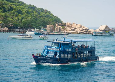 23 Nisan - 2023 Ko Tao-Tayland-Mavi dalış botu turistlerle dolu.