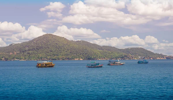 タイの高尾島の観光客のために沖合に停泊したダイブボート — ストック写真