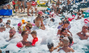 03-Ekim-2023 Hurgada Mısır köpüğü eğlence partisi, insanlar sevinçle ellerini kaldırıyor, sabun köpüğü yakalıyorlar, su parkında yaz eğlence festivali yapıyorlar. Mutlu insanlar yazın mutlu olurlar..