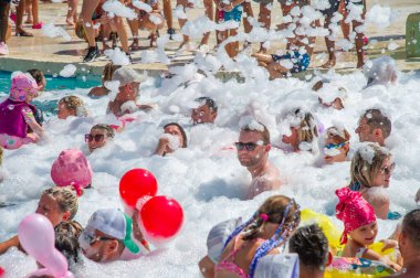 03-Ekim-2023 Hurgada Mısır köpüğü eğlence partisi, insanlar sevinçle ellerini kaldırıyor, sabun köpüğü yakalıyorlar, su parkında yaz eğlence festivali yapıyorlar. Mutlu insanlar yazın mutlu olurlar..
