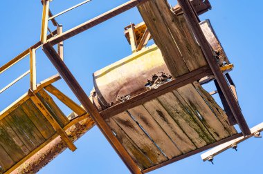 Romanya 'daki eski bir komünist dönemin kalıntılarının içinde. Doğu Avrupa 'daki terk edilmiş eski fabrikaya gir. Romanya 'da dev vinçler söküldü