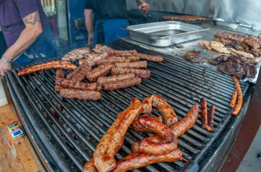 Izgara sosis ve onun küçük dediği kıyma parçaları.